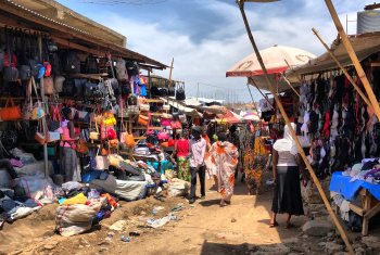 La rue du marché de Konyo Konyo où est située l&#039;échoppe de Lilly (octobre 2021)